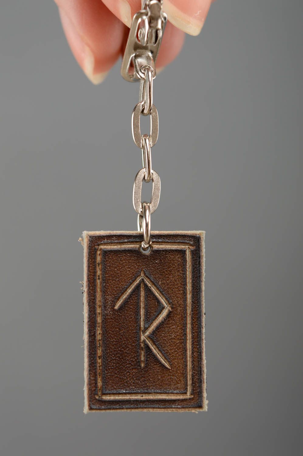 Beau porte-clés en cuir naturel avec runes fait main pour succès inévitable photo 2