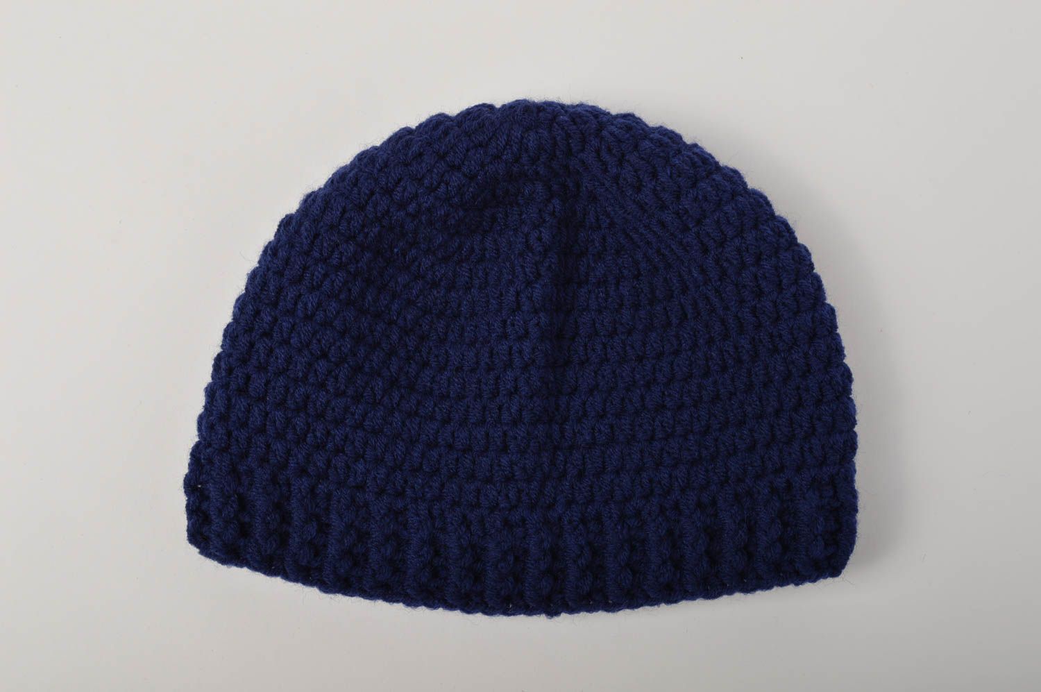 Bonnet tricot Chapeau fait main en bleu foncé Vêtement enfant garçon design photo 2