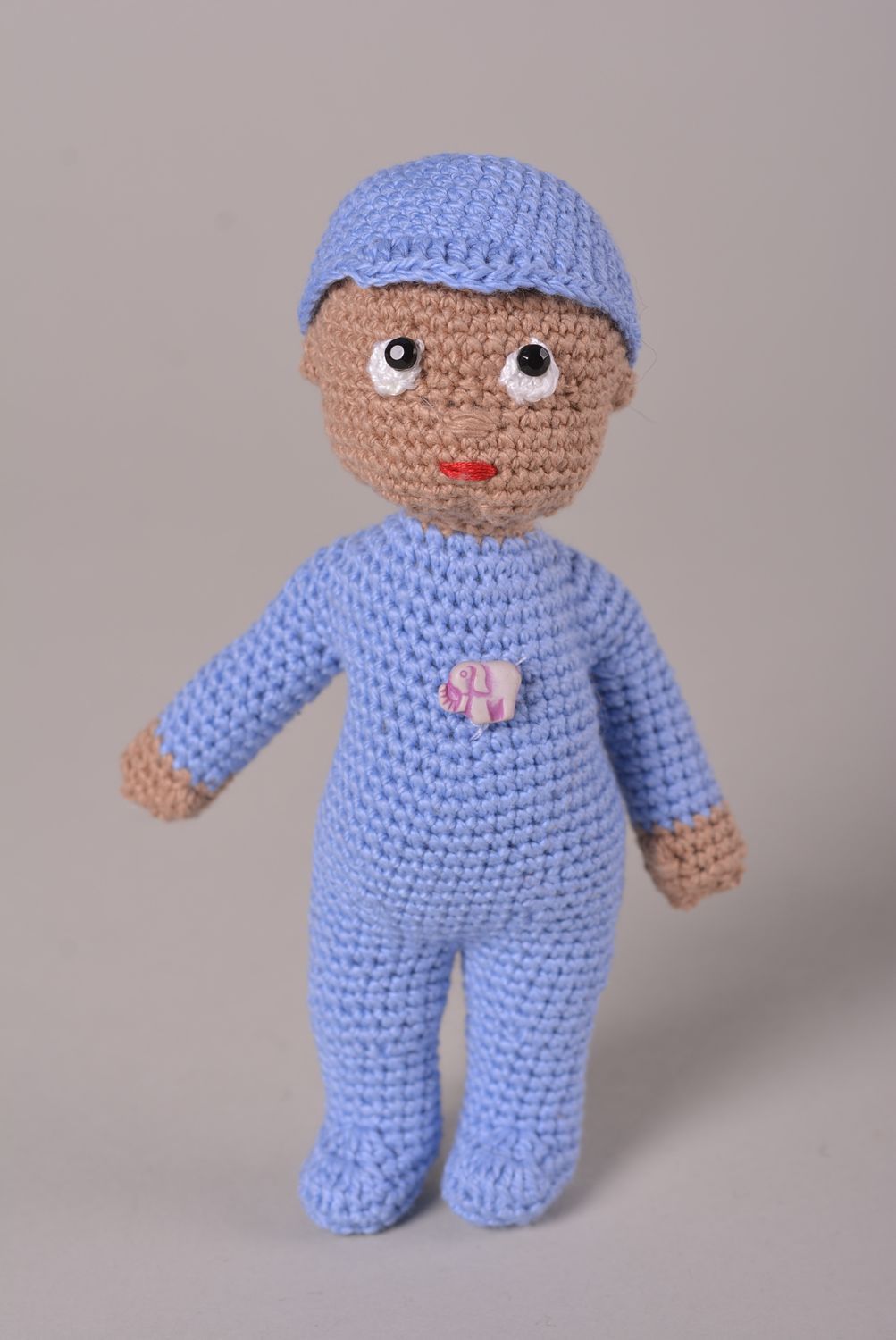 Мягкая игрушка кукла ручной работы малыш пупсик кукла крючком в голубой пижамке фото 1