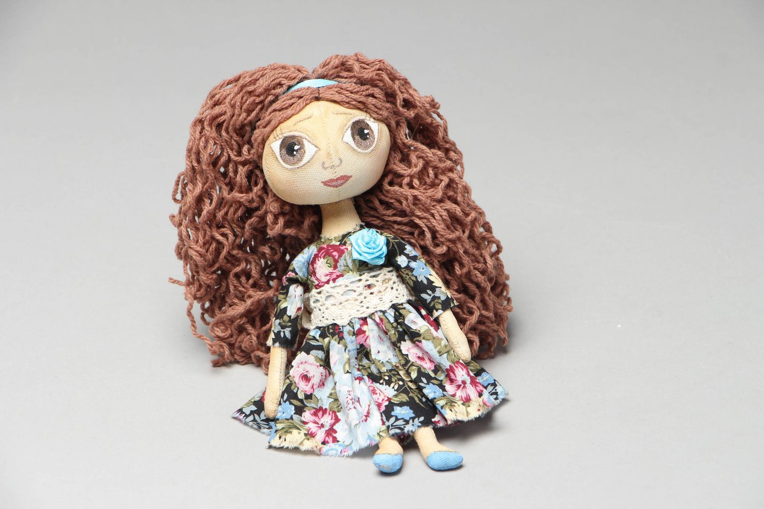 Bambola in stoffa fatta a mano giocattolo bello dipinto con colori acrilici
 foto 5