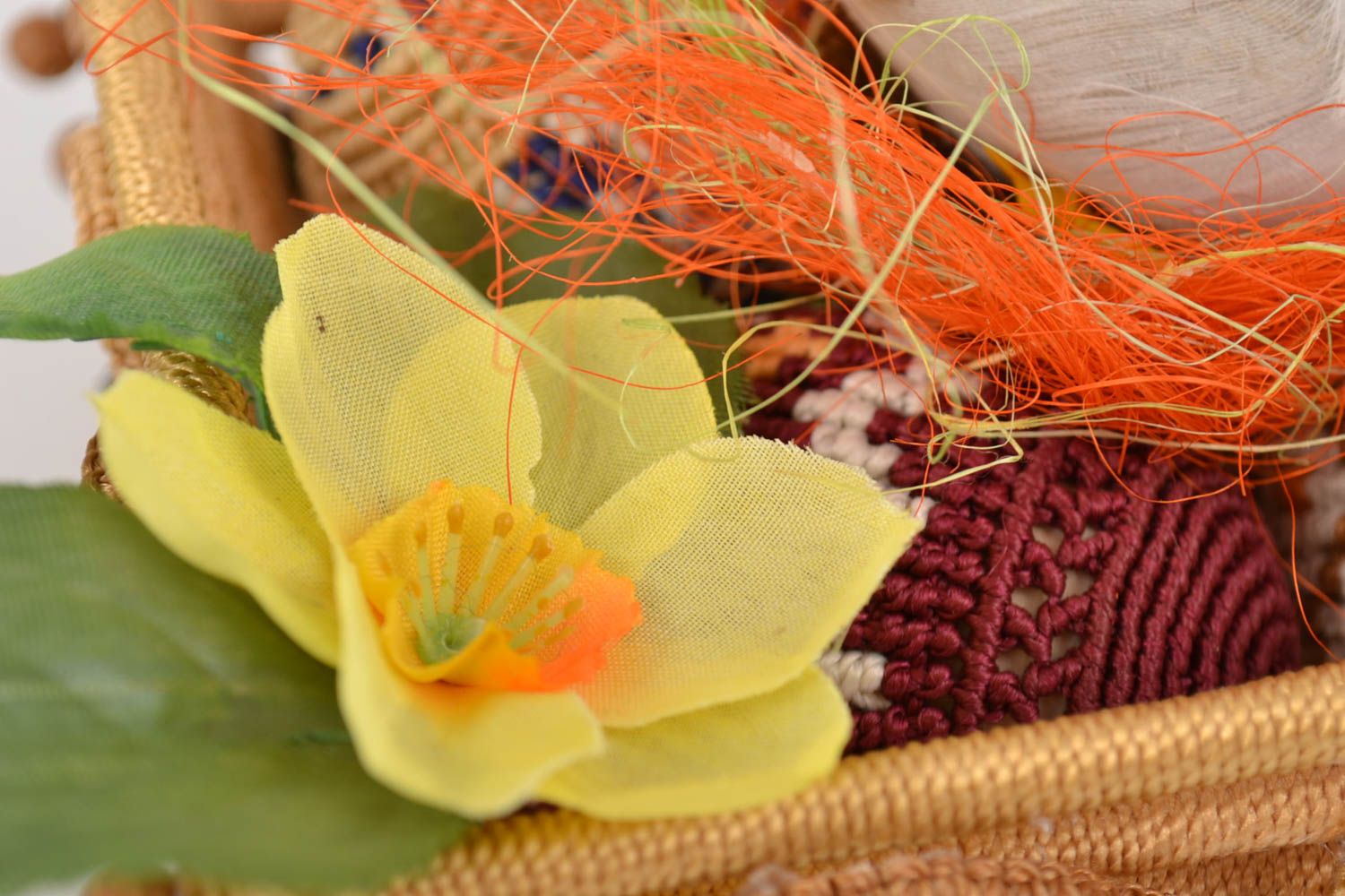 Decoración de Pascua artesanal festiva con cesta trenzada y huevo con flores  foto 3