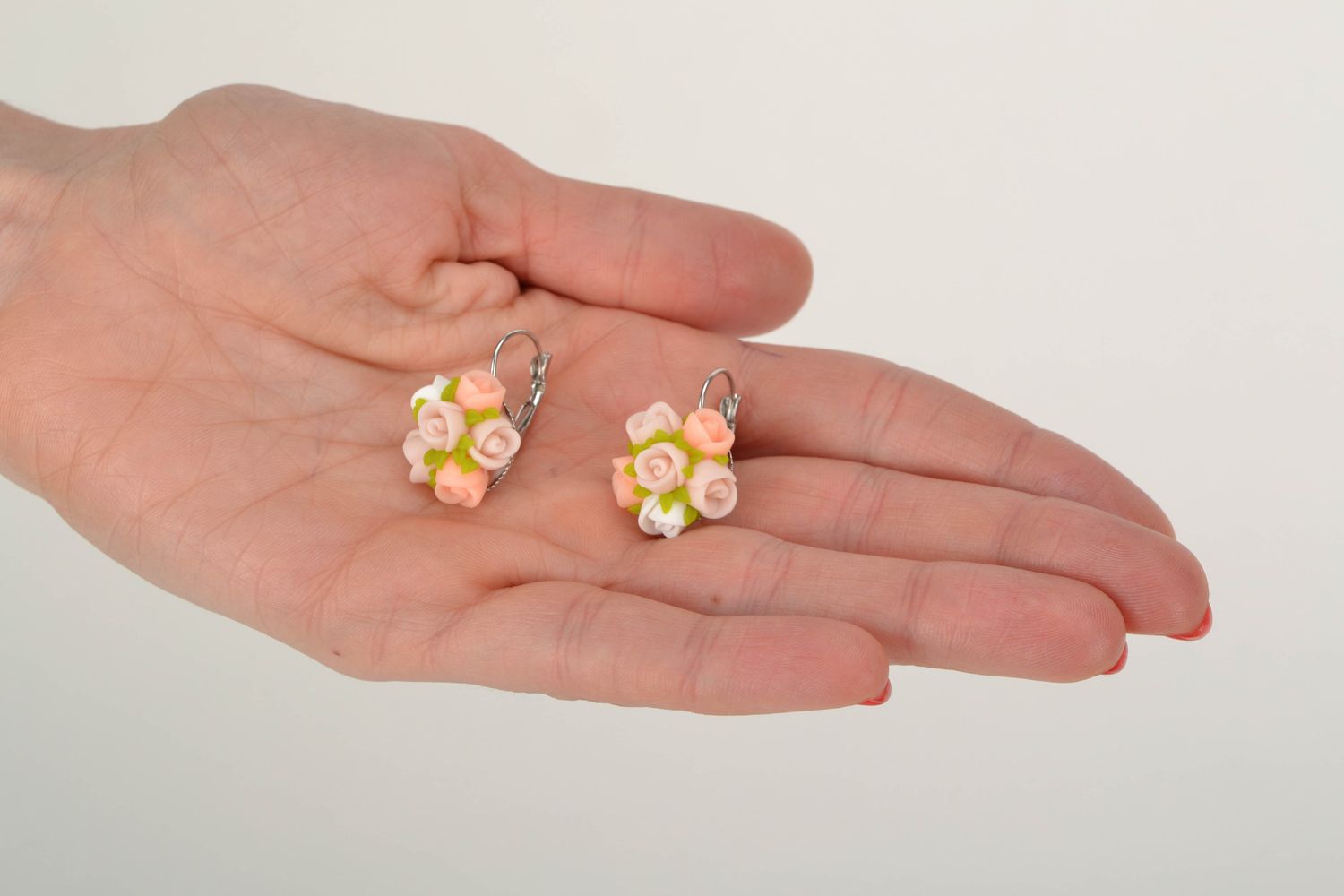 Boucles d'oreilles en pâte polymère avec fleurs photo 2