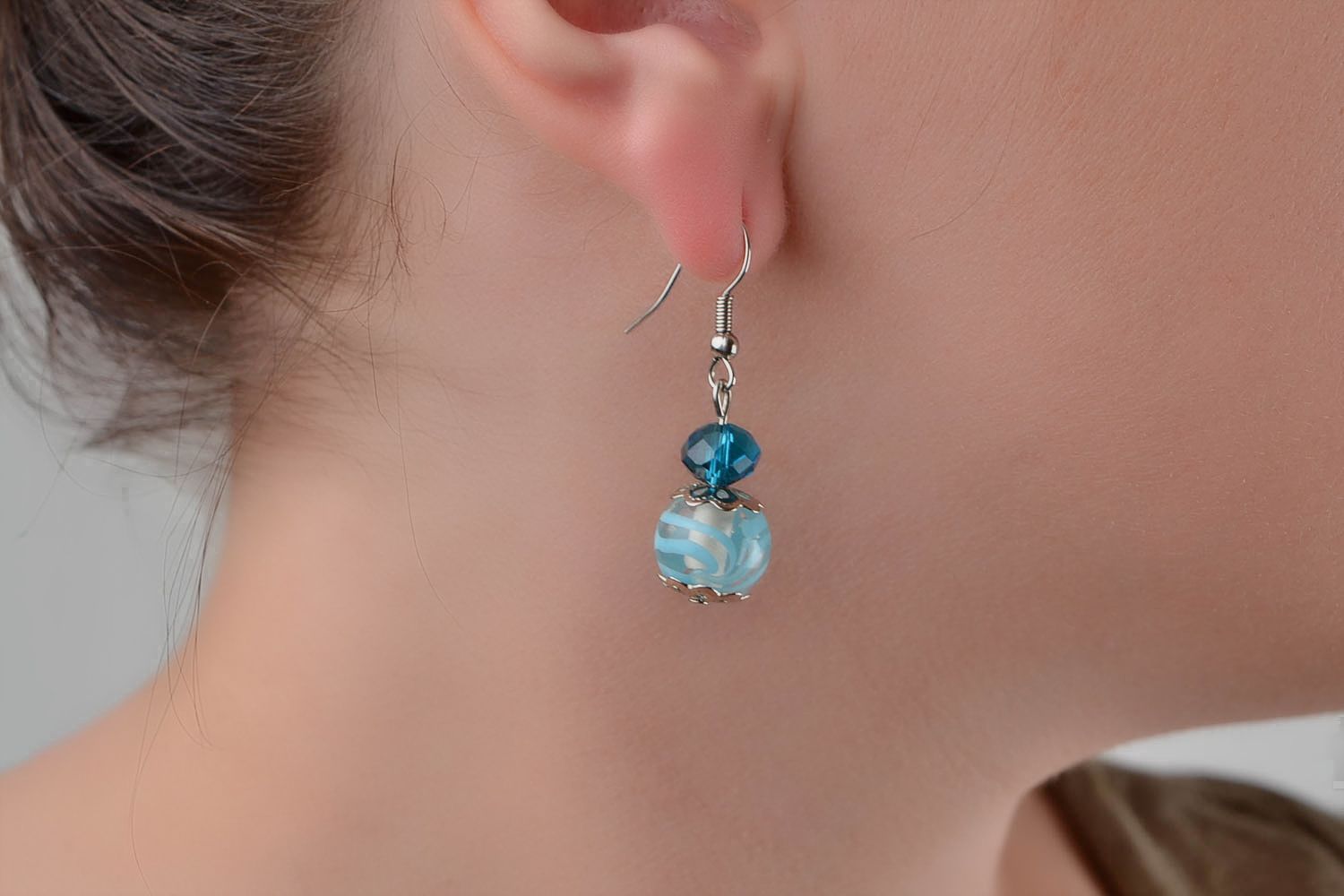 Boucles d'oreilles pendantes perles bleues de verre faites main élégantes photo 2