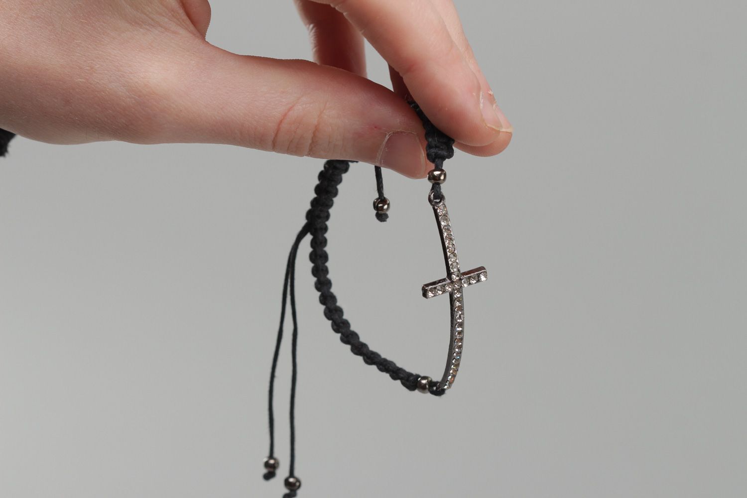 Плетеный браслет из вощеного шнурка с крестом из металла и страз ручной работы женский фото 5
