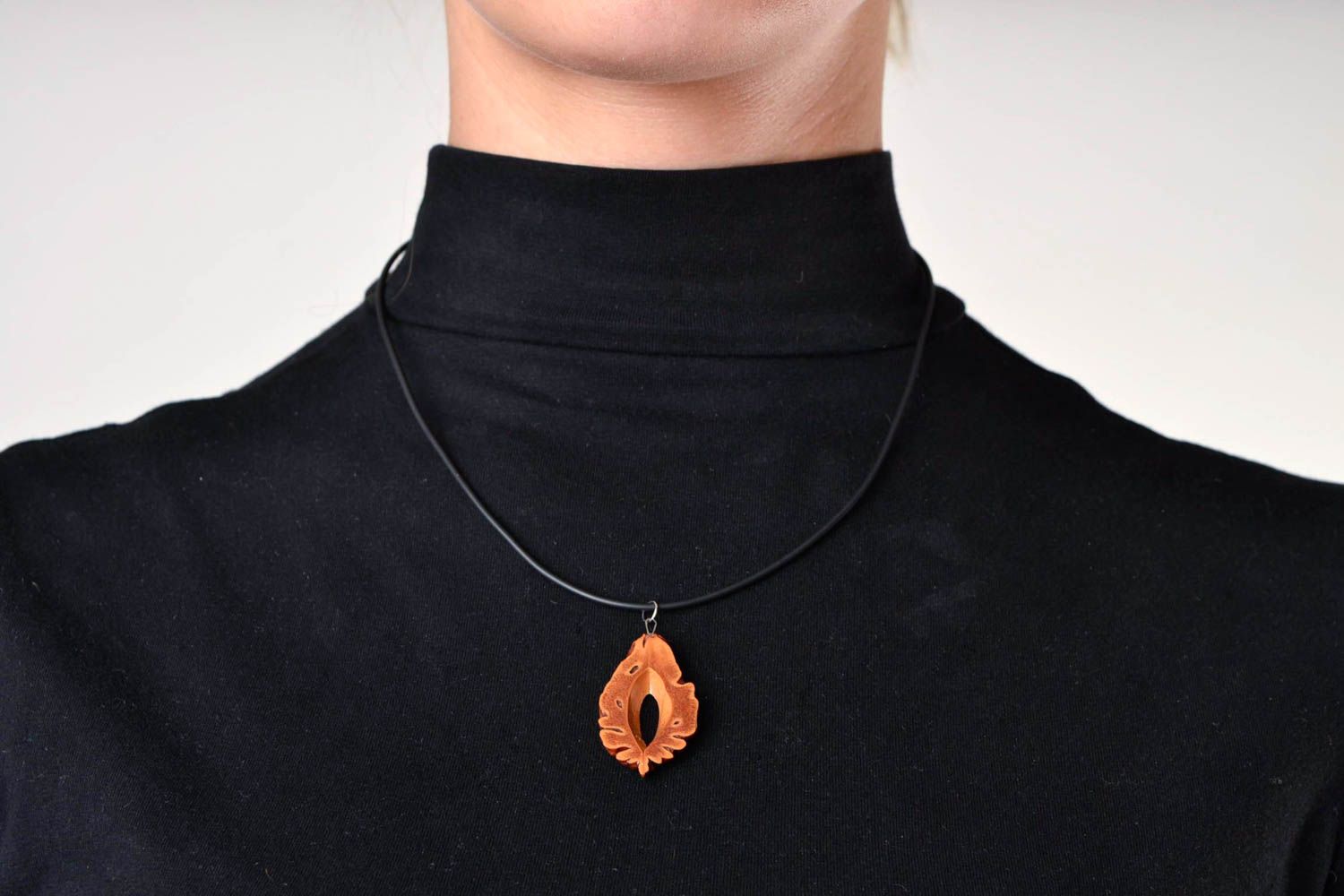 Pendentif design Bijoux fait main en noyau de pêche ovale Accessoire femme photo 1
