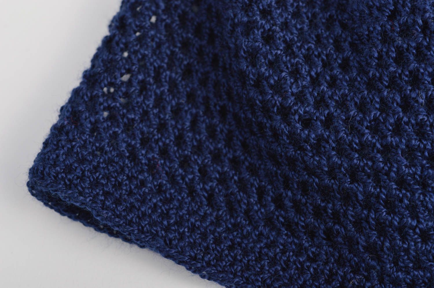 Bonnet tricot fait main Chapeau au crochet bleu ajouré de design Vêtement fille photo 5