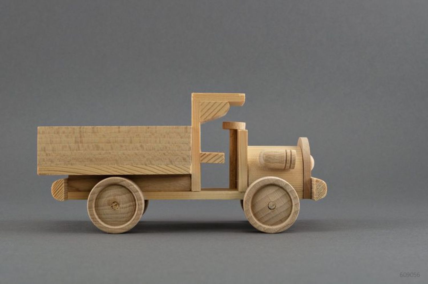 Caminhão de brinquedo de madeira foto 3