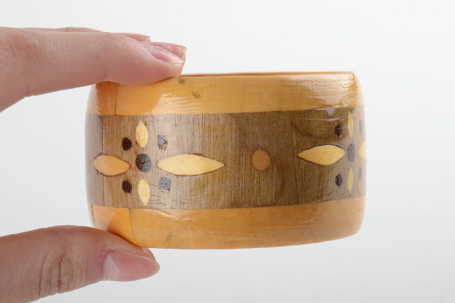 Bracelet en bois fait main original large de couleur claire avec incrustations photo 5