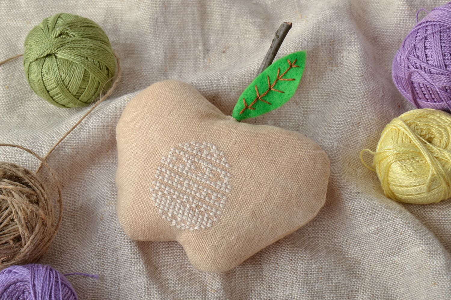 Текстильная игрушка яблоко с вышивкой крестиком фото 1