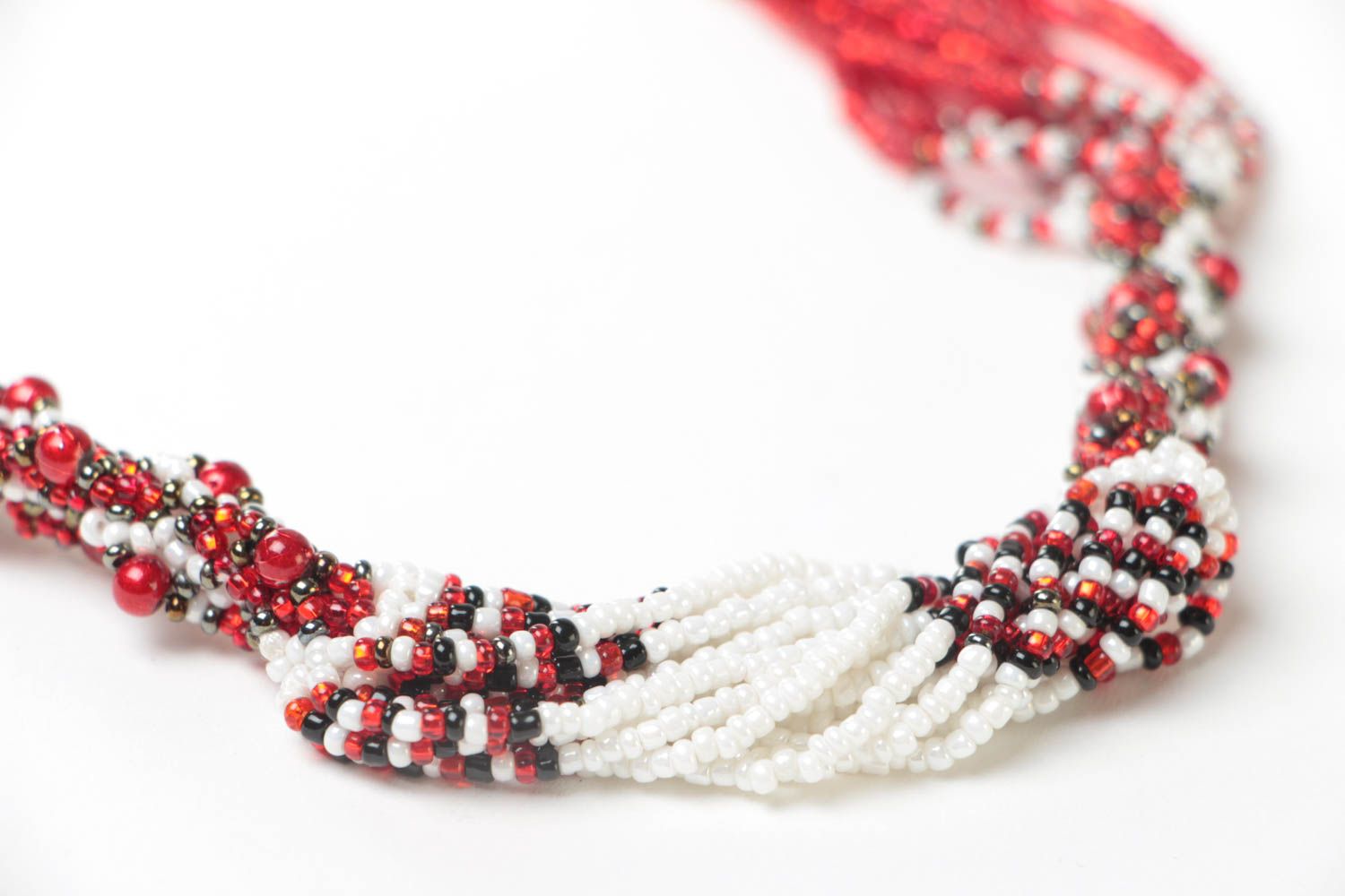 Ожерелье из бисера длинное красное с белым стильное этническое ручной работы фото 4
