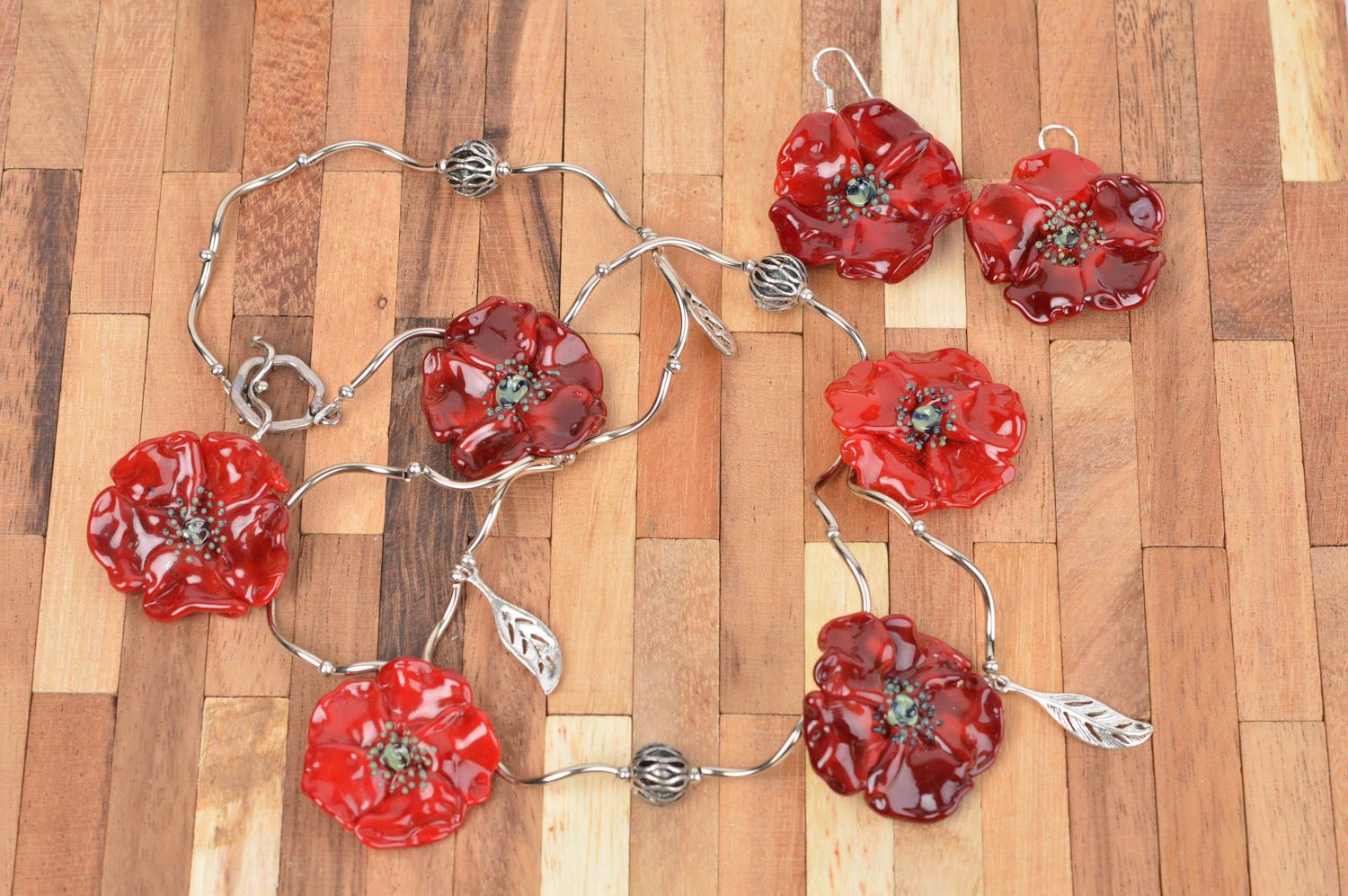 Bijoux fait main Collier en verre Boucles d'oreilles design fleurs rouges photo 1