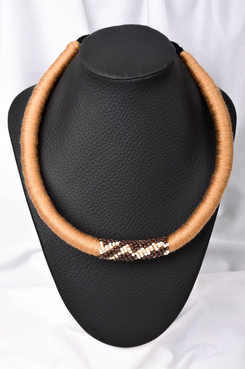 Collier textile Bijou fait main fils perles de rocaille Accessoire femme photo 1