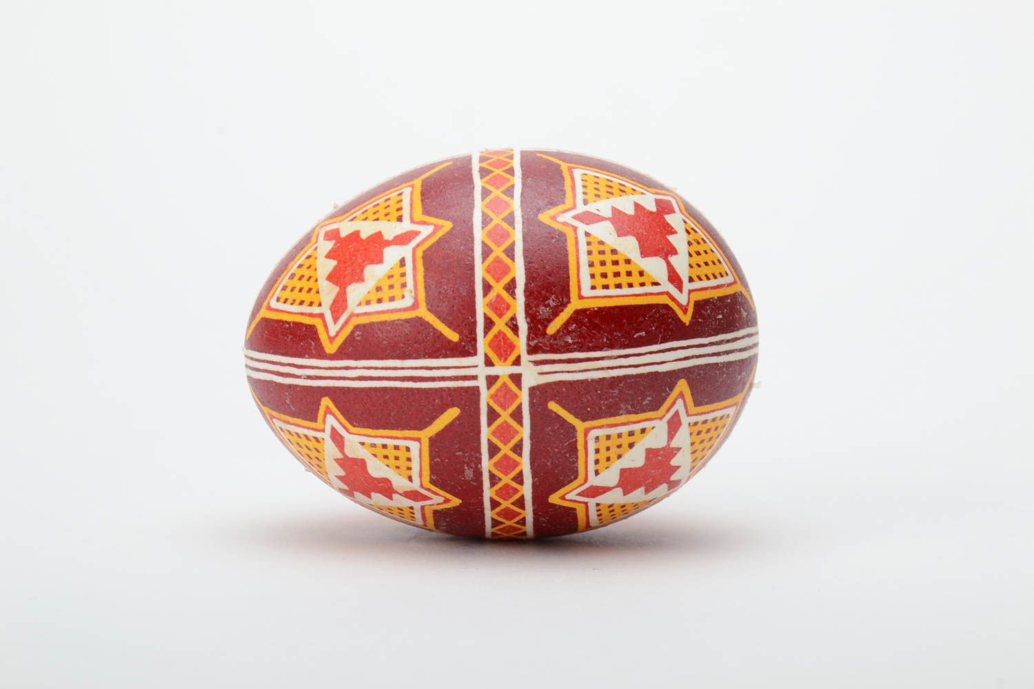Huevo de Pascua artesanal en técnica de cera bonito burdeos foto 3