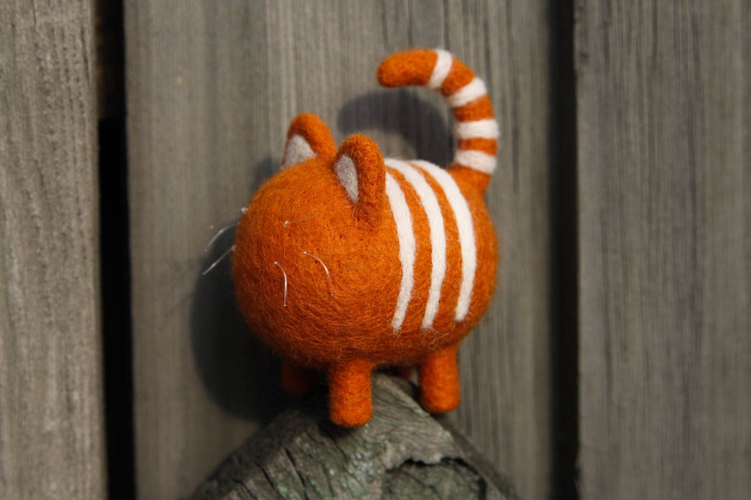 Peluche chat roux rayé Jouet fait main en laine feutrée original Cadeau enfant photo 1