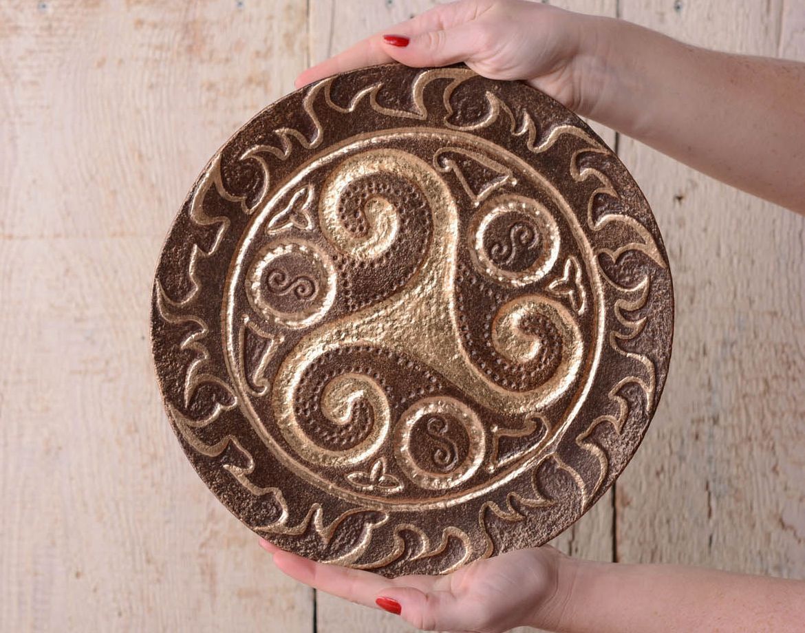Prato decorativo talismã eslavo feito à mão de argila para decoração do interior em estilo étnico Triglav foto 4