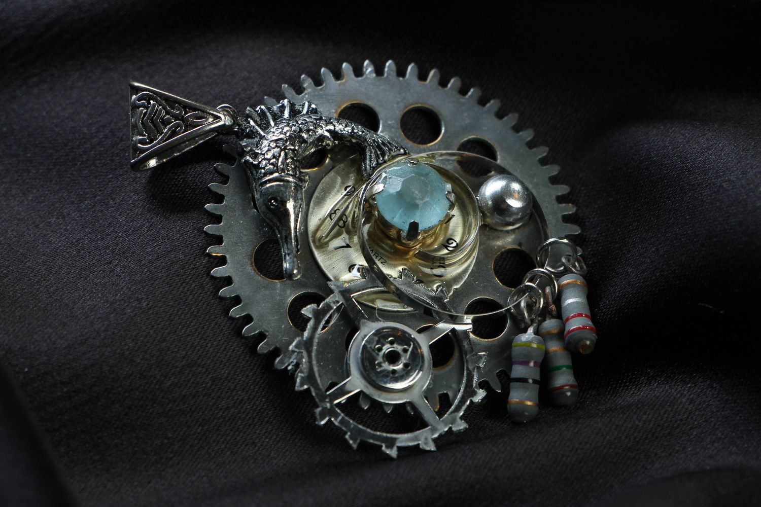 Colgante de metal poco común con mecanismo de reloj foto 1