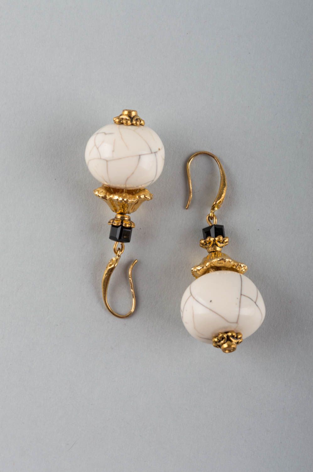 Kleine runde weiße handgemachte Ohrringe mit Anhängern aus Naturstein Gowlit foto 2