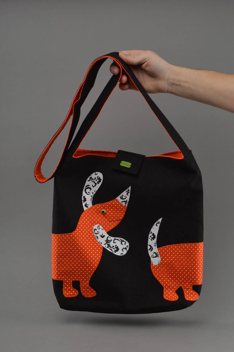 Черная с оранжевым льняная сумка через плечо ручной работы Такса в горошек фото 4