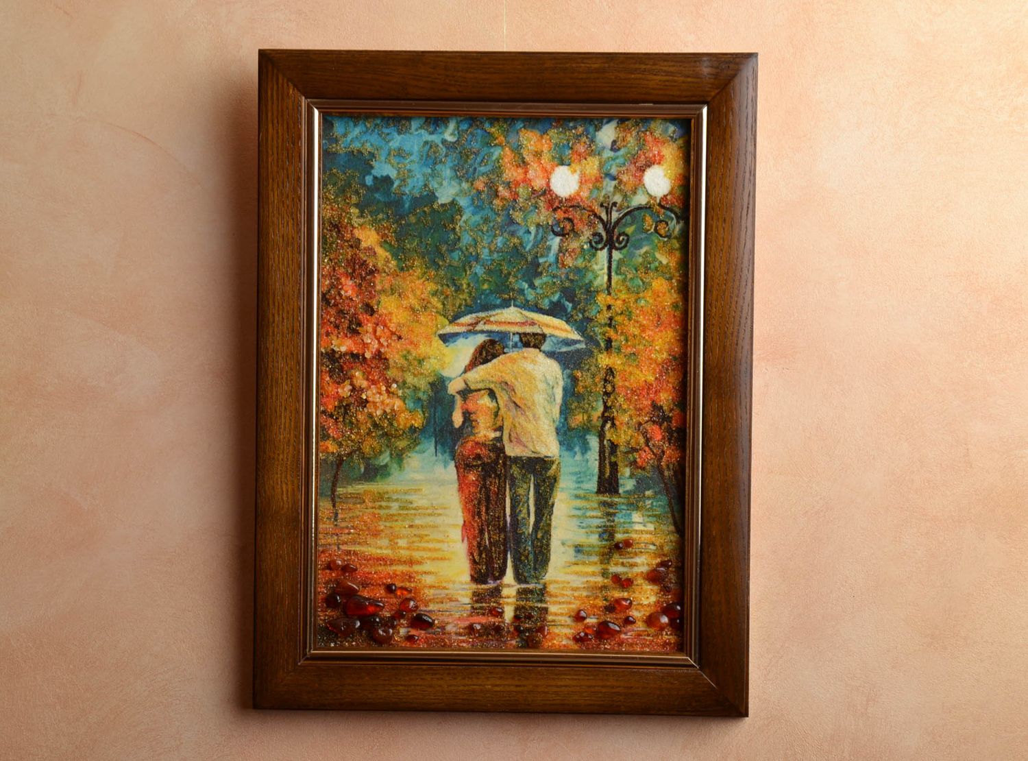 Картина из янтаря в деревянной раме Влюбленная пара фото 1