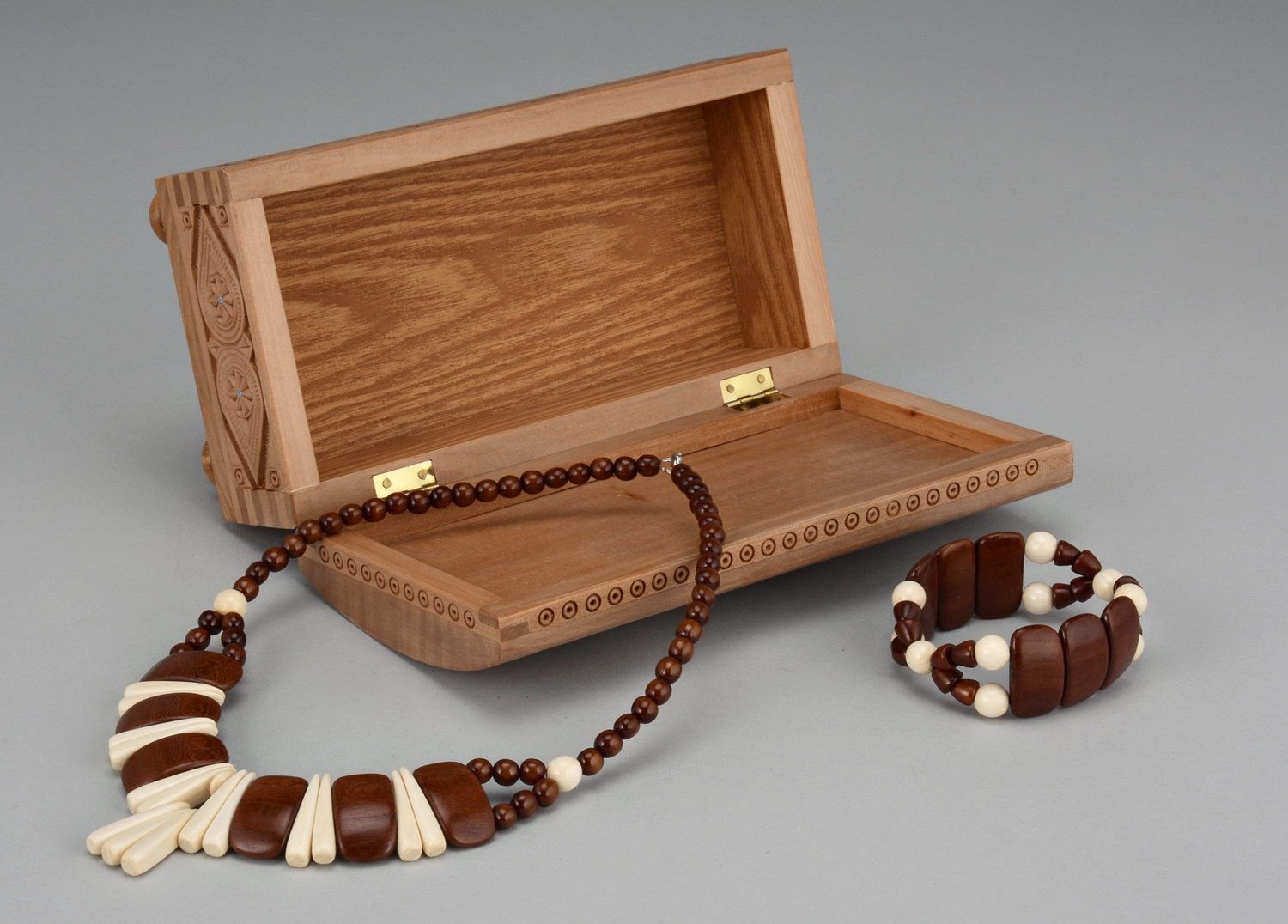 Conjunto: colar e pulseira são feitos de madeira foto 2