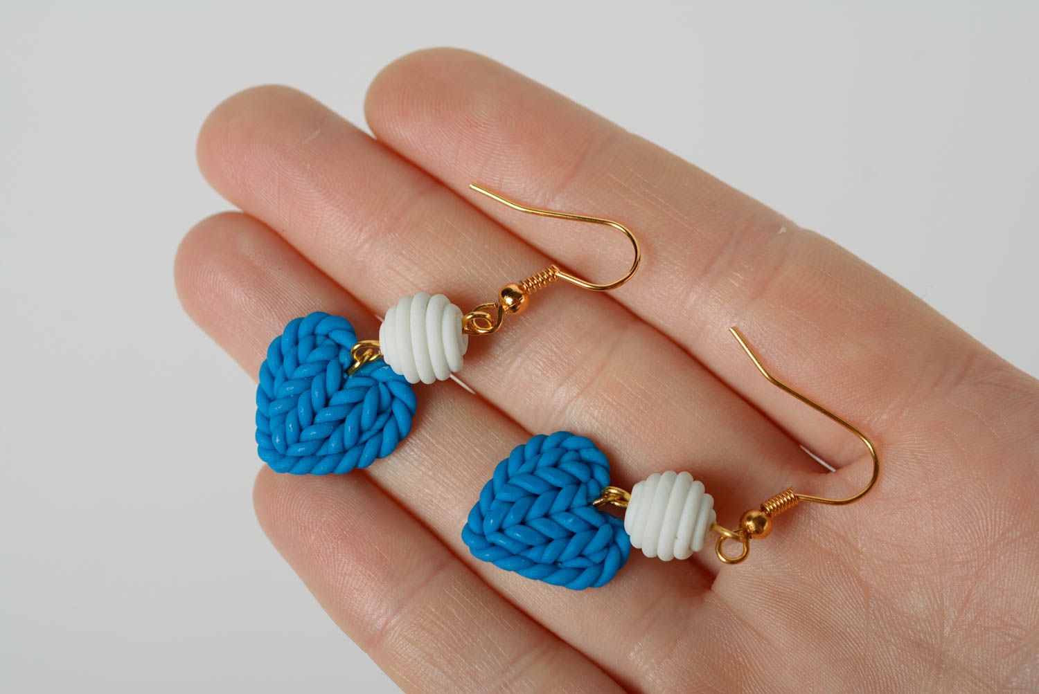 Blaue schöne Herzen Ohrringe aus Polymerton mit Anhängern grell handgemacht für Damen foto 3
