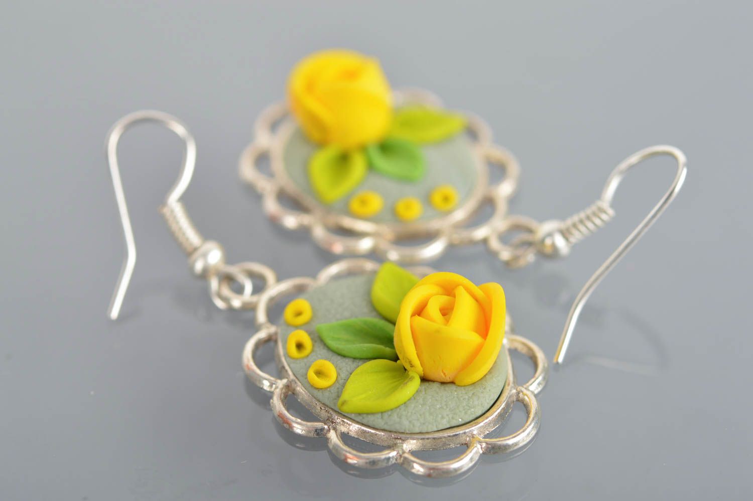 Pendientes artesanales con flores de arcilla polimérica amarillos con ganchos foto 5