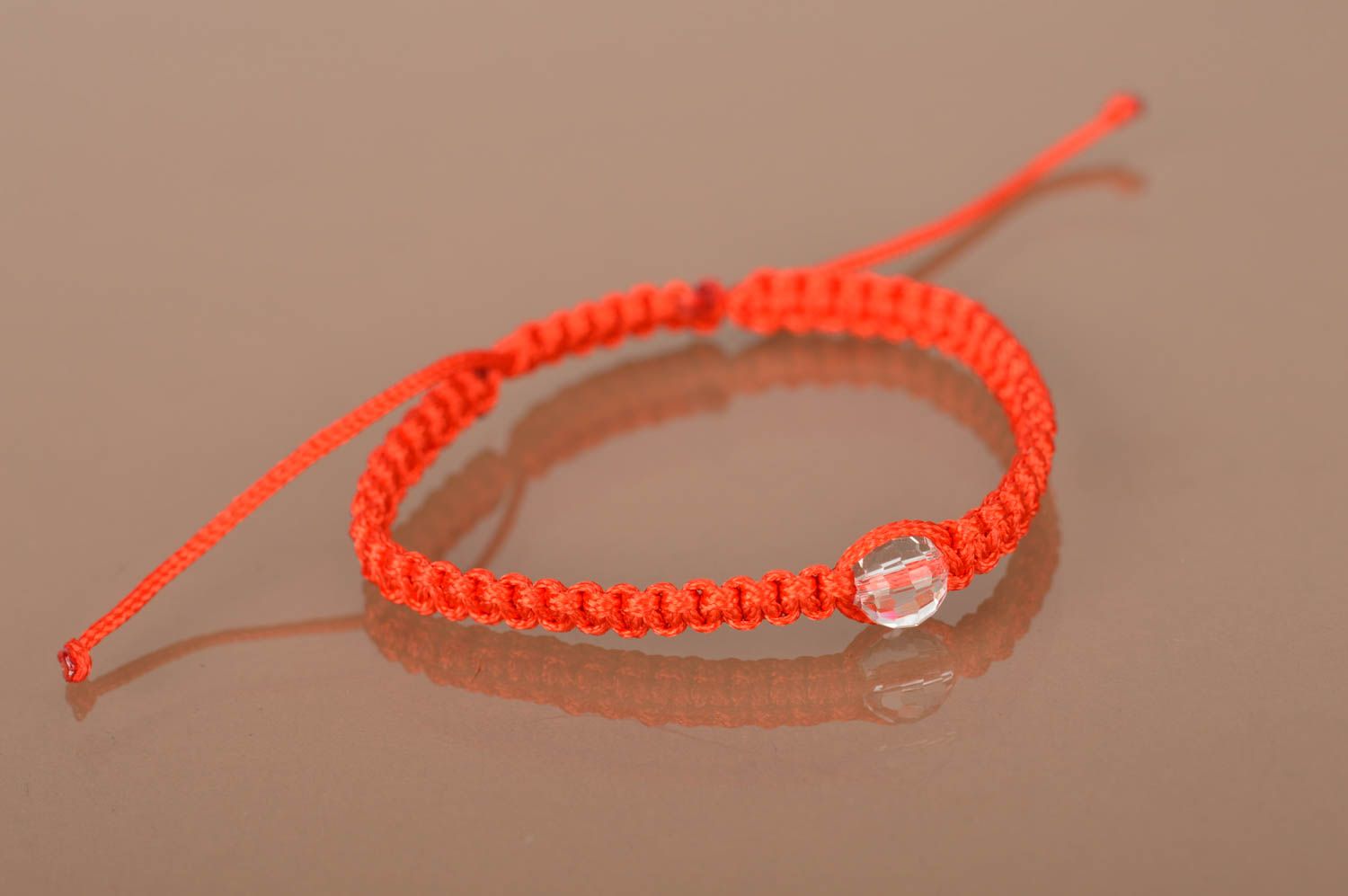 Geflochtenes Armband in Rot aus Wachs Schnüren mit Glaskugel handgemacht foto 2
