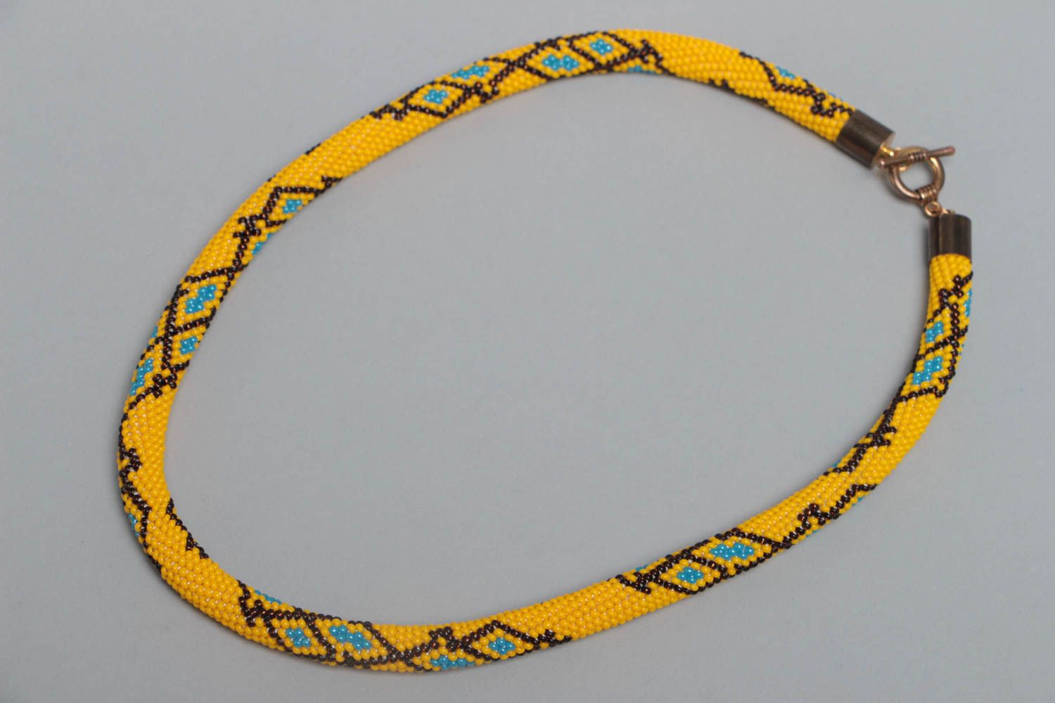 Длинный бисерный жгут ручной работы желтый с узором авторское украшение на шею  фото 2