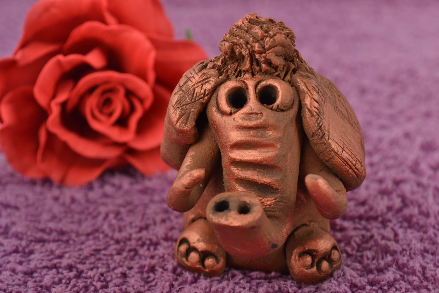 Декоративная глиняная фигурка в виде слоника расписанного акрилом ручной работы фото 1