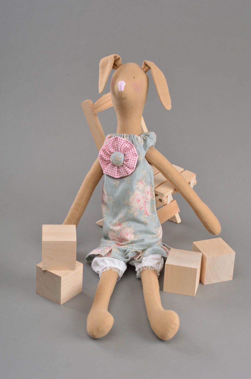 Textil Kuscheltier Hase im Kleid weich schön handmade Spielzeug für Kinder foto 3