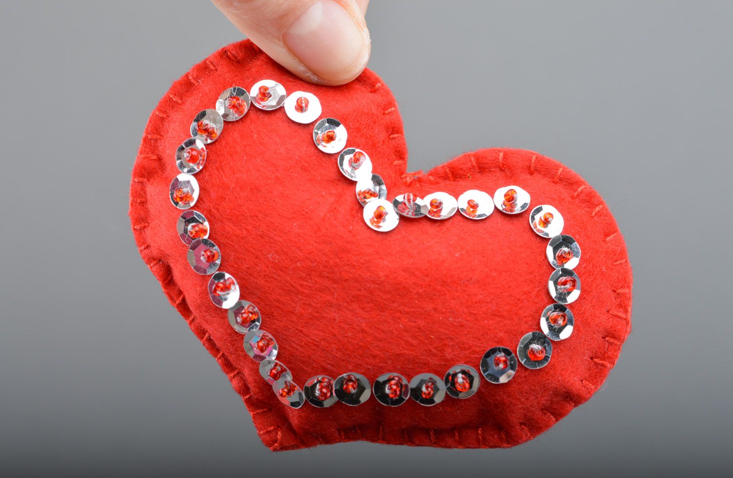 Petit cœur décoratif en feutrine paillettes fait main rouge cadeau romantique photo 3
