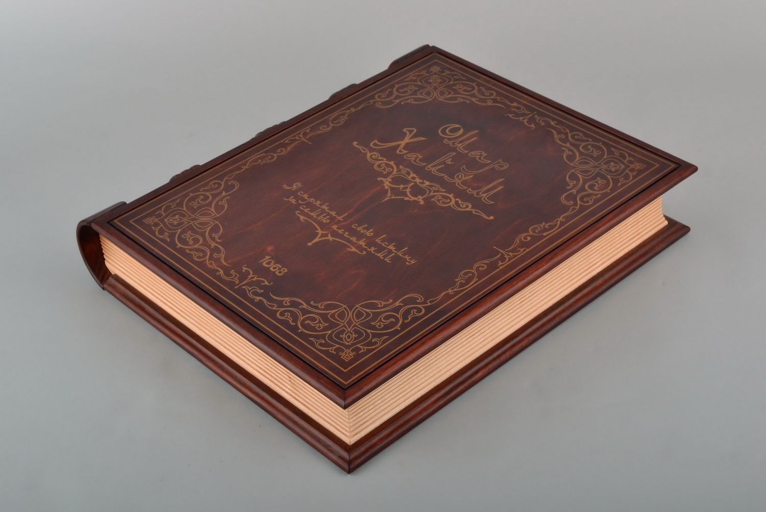 Caixinha decorativa de madeira feita à mão em forma de um livro foto 1