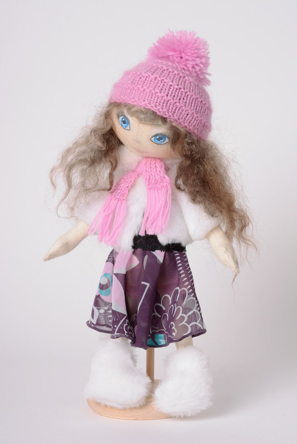 Игрушка кукла из ткани в зимнем наряде симпатичная на подставке хенд мэйд фото 3