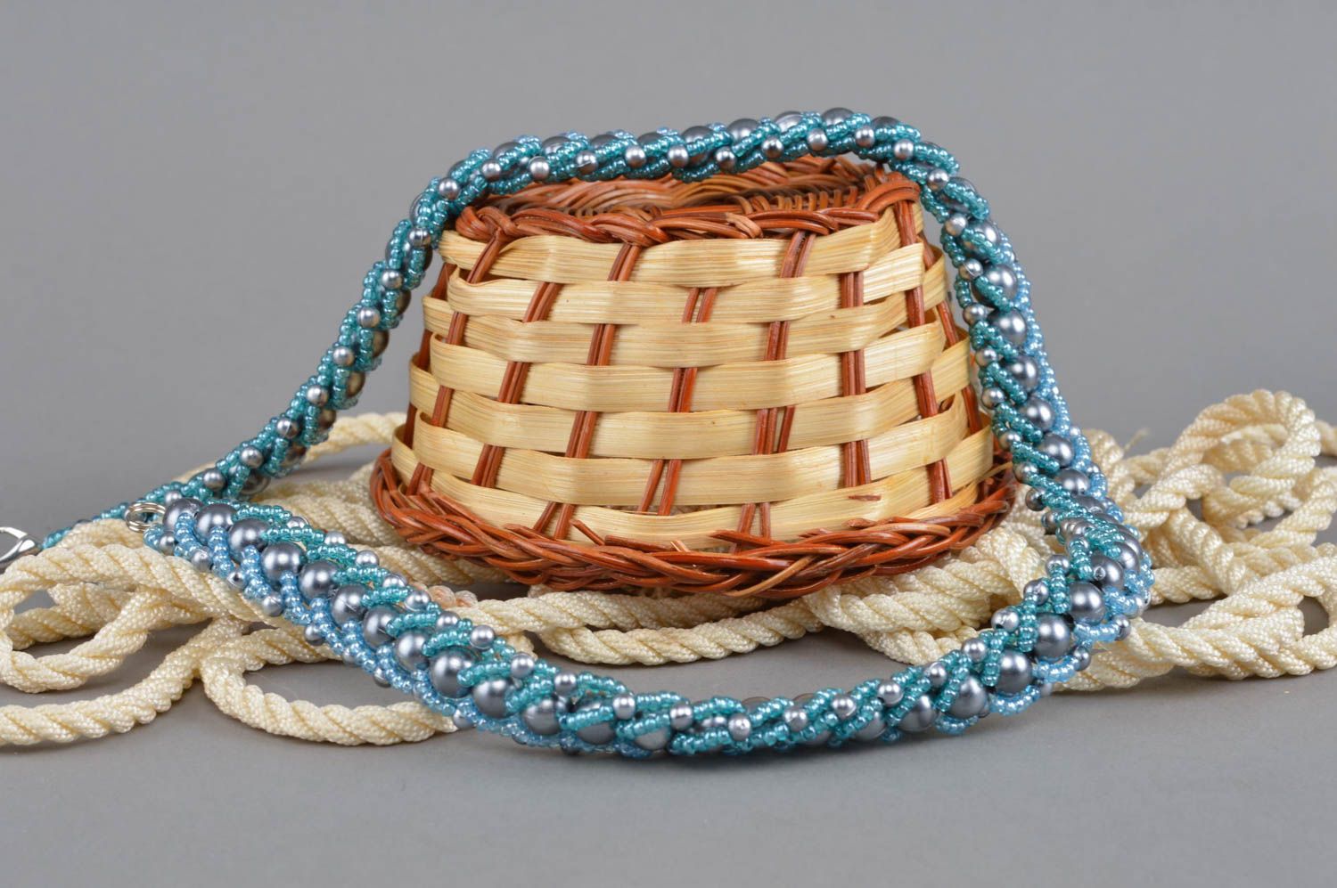 Ожерелье из бисера и бусин в серо-голубой цветовой гамме женское ручной работы фото 5