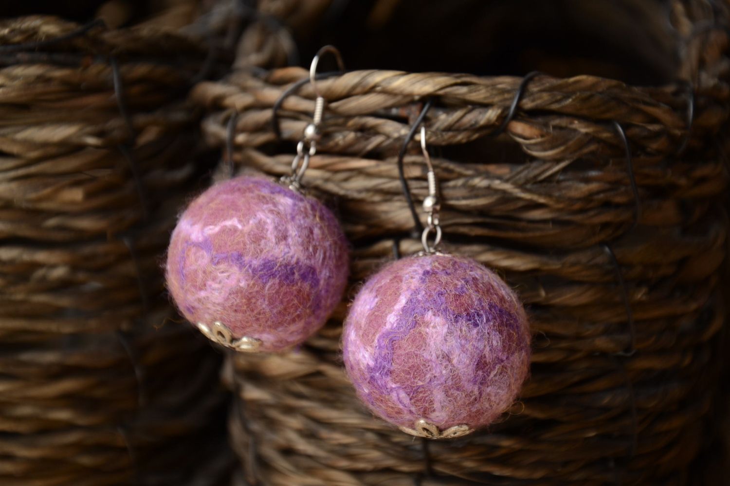 Boucles d'oreilles boules en laine feutrée violettes faites main photo 1