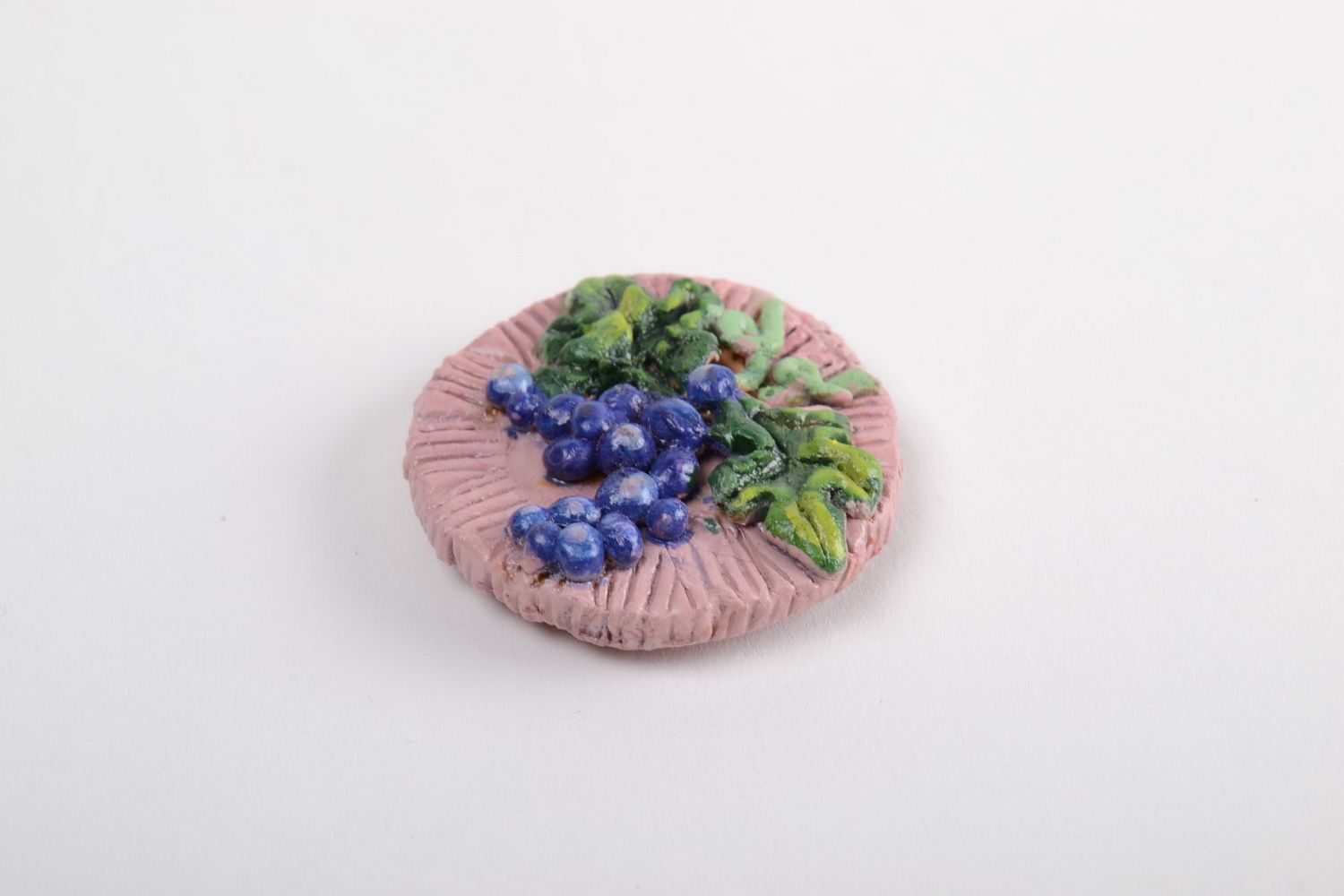 Круглый глиняный магнит на холодильник ручной работы расписанный красками фото 2