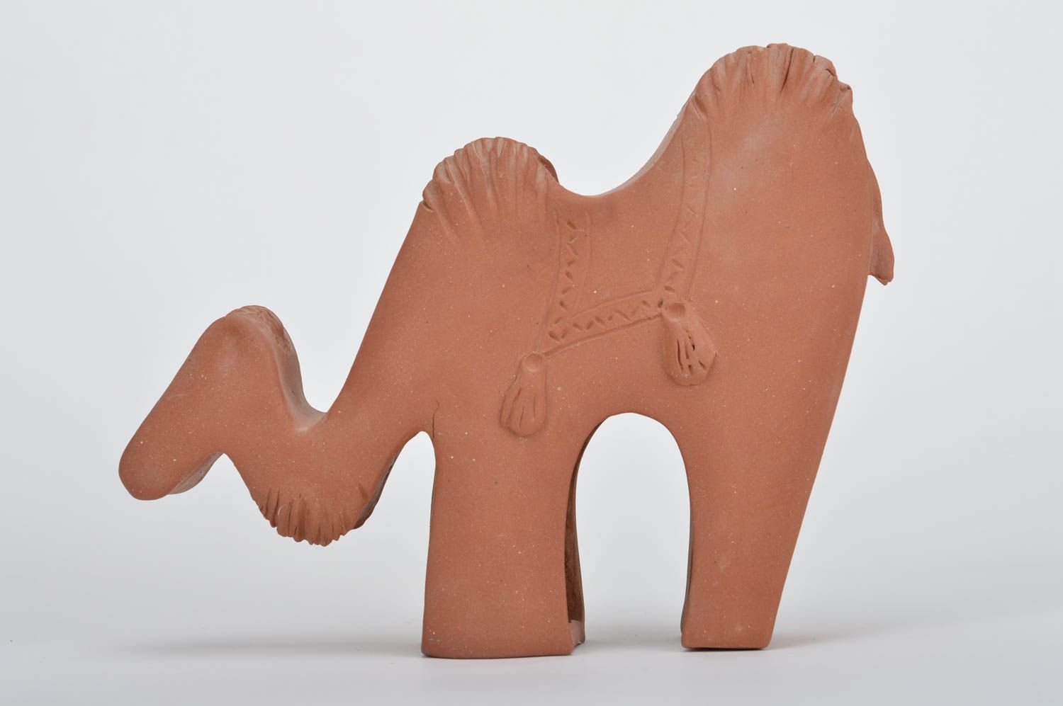 Статуэтка из глины в виде верблюда коричневая небольшая милая ручной работы фото 1