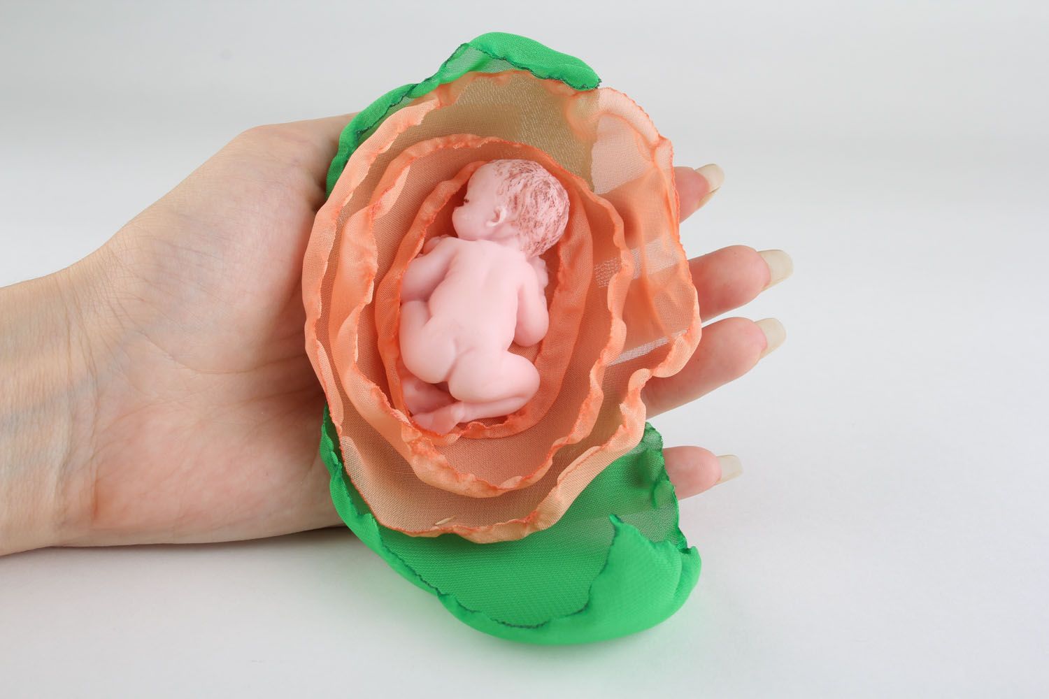 Figurine de pâte polymère Bébé dans fleur photo 4