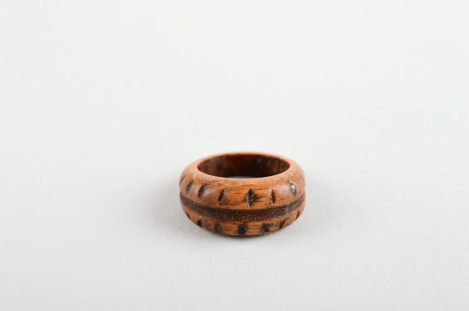 Кольцо ручной работы необычное кольцо ребристое деревянное кольцо для девушки фото 2