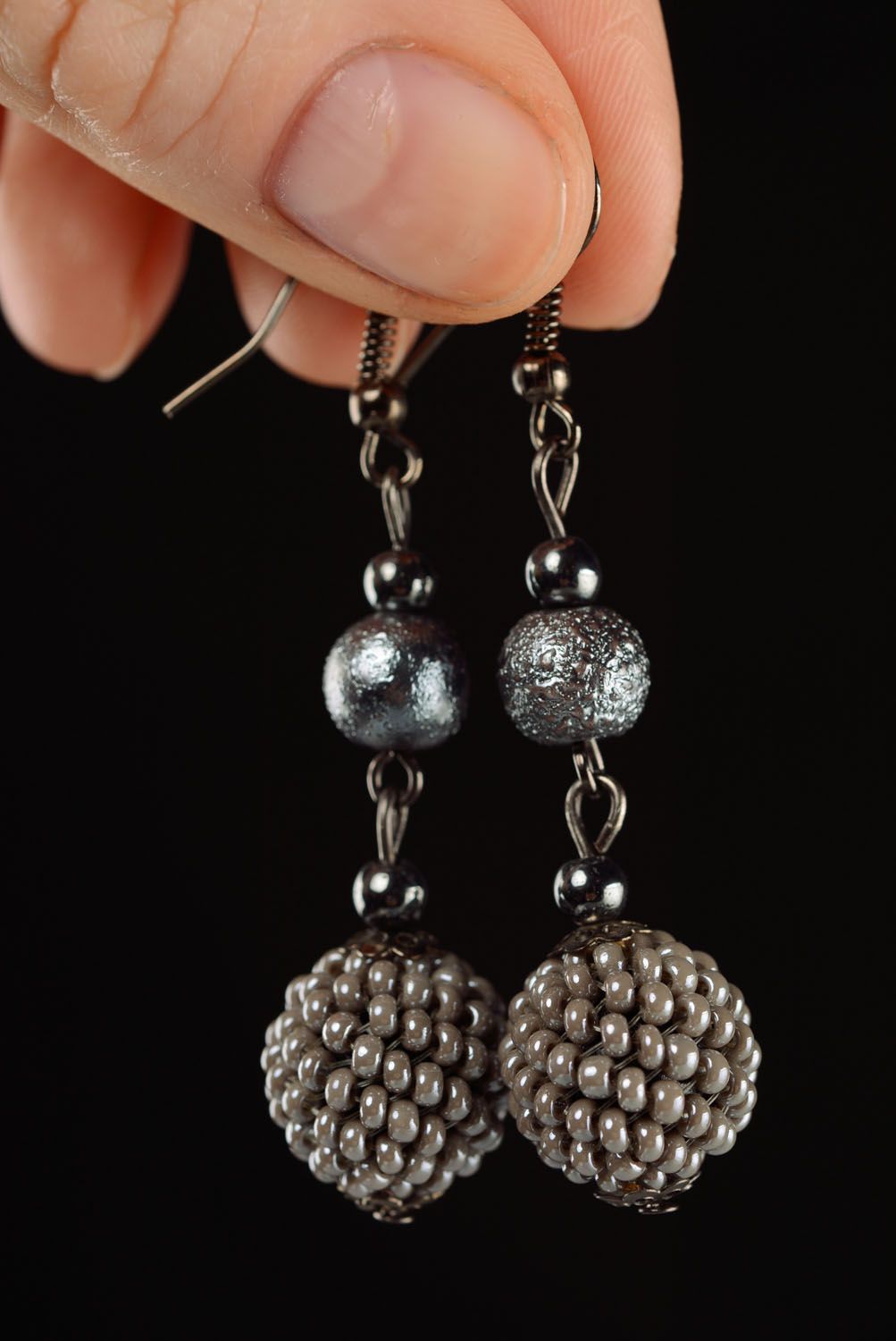 Boucles d'oreilles en perles de rocaille grises faites main photo 2