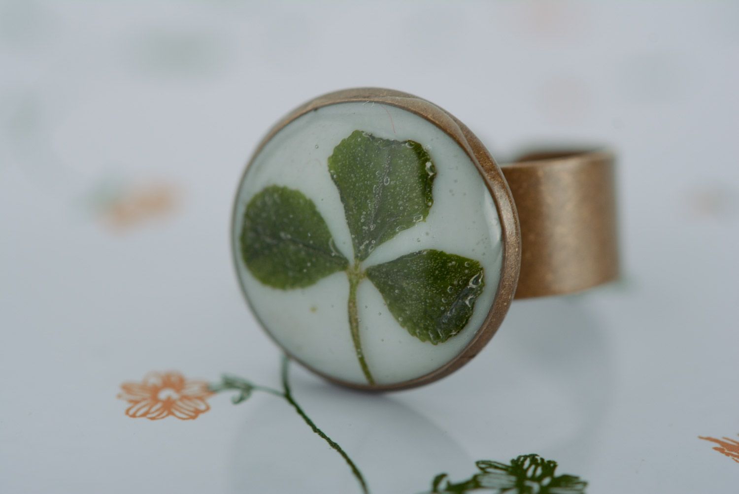 Handmade metal seal ring with clover leaf coated with epoxy resin photo 4