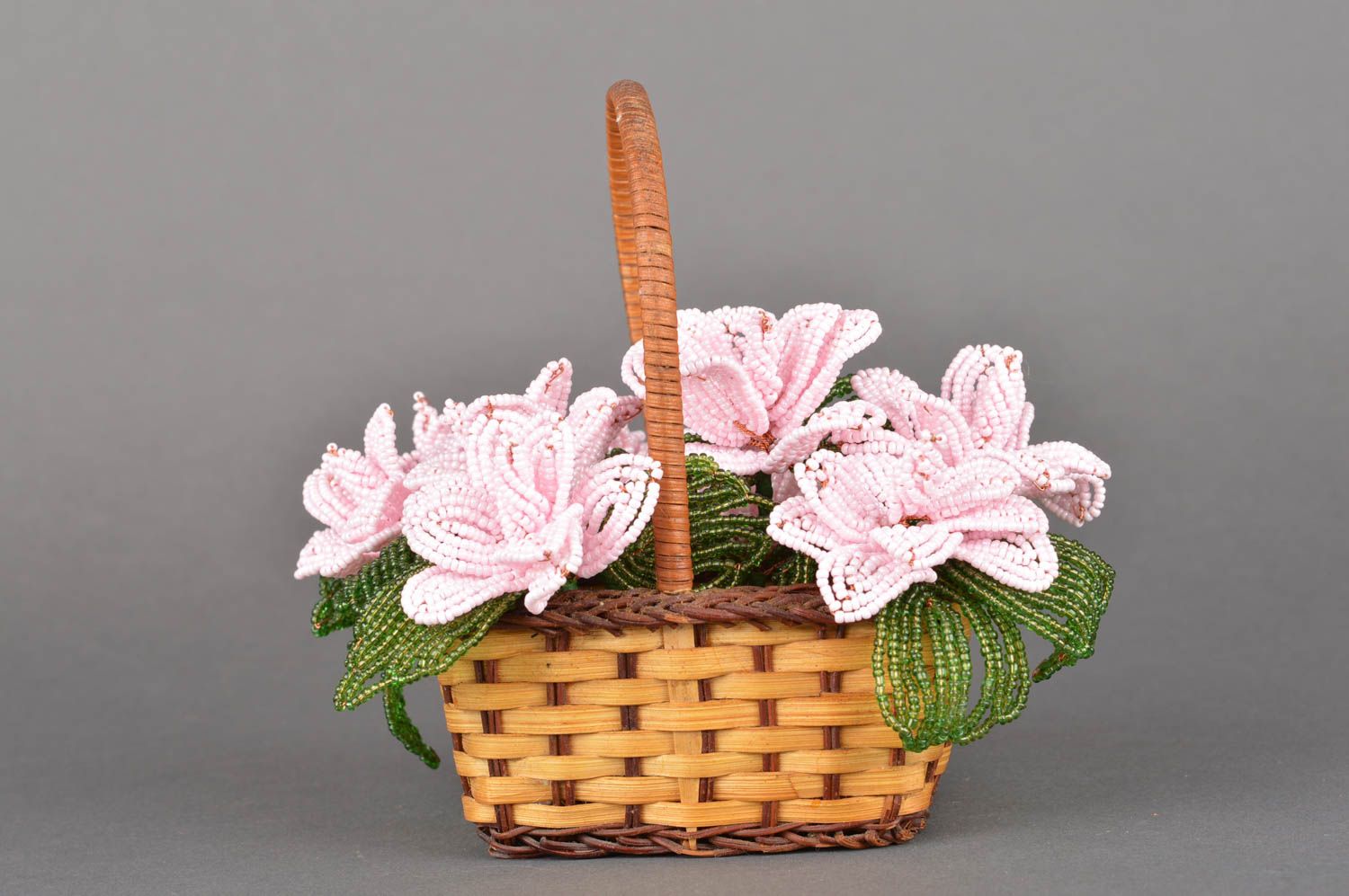 Красивая корзинка с розовыми пионами из бисера ручной работы для декора дома фото 2