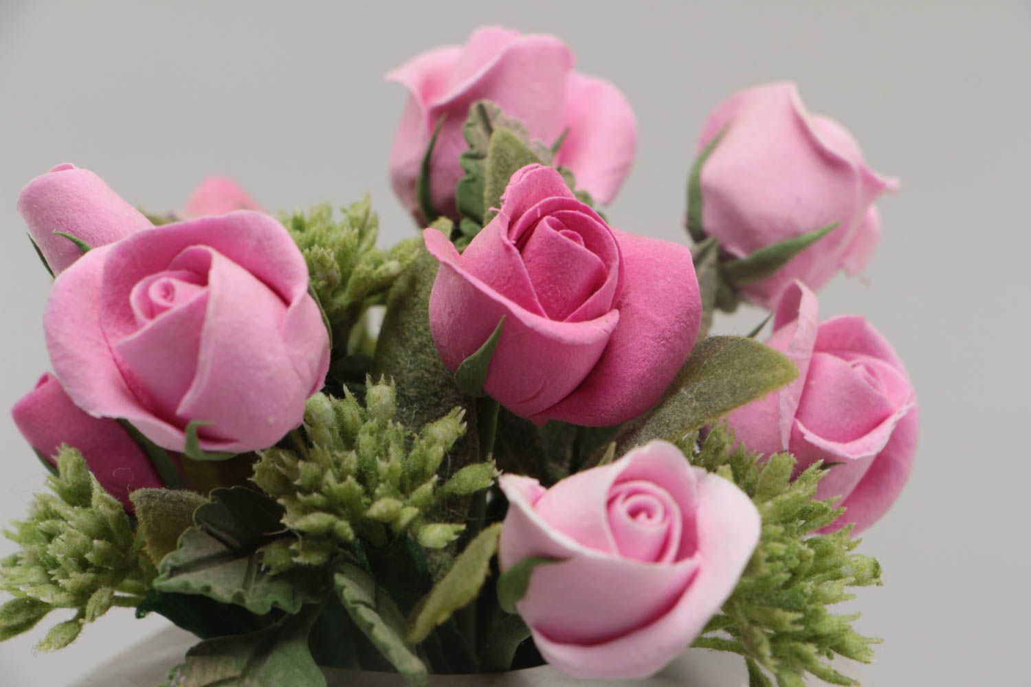 Цветы из японской полимерной глины в керамической вазе ручной работы розовые красивые фото 4