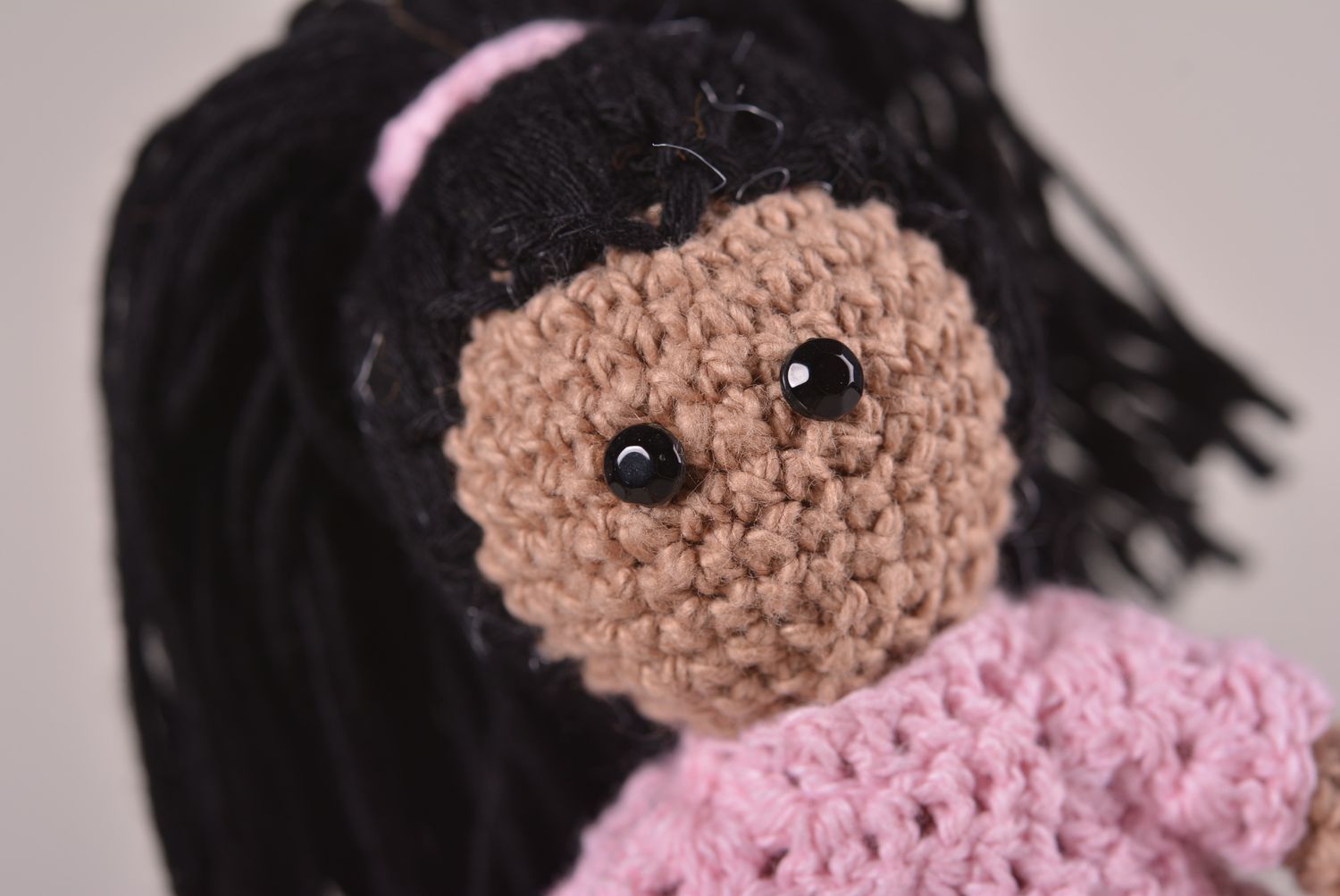 Кукла крючком милая кукла ручной работы мягкая игрушка девочка в розовом платье фото 3
