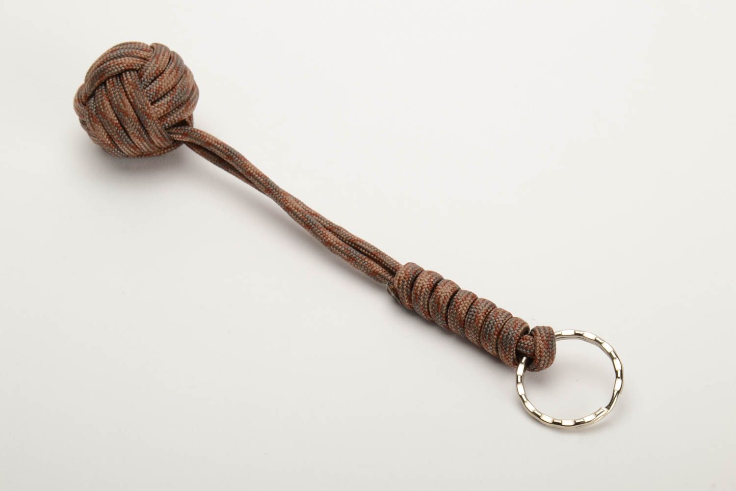 Handmade brauner geflochtener Schlüsselanhänger aus Paracord originell für Mann foto 2