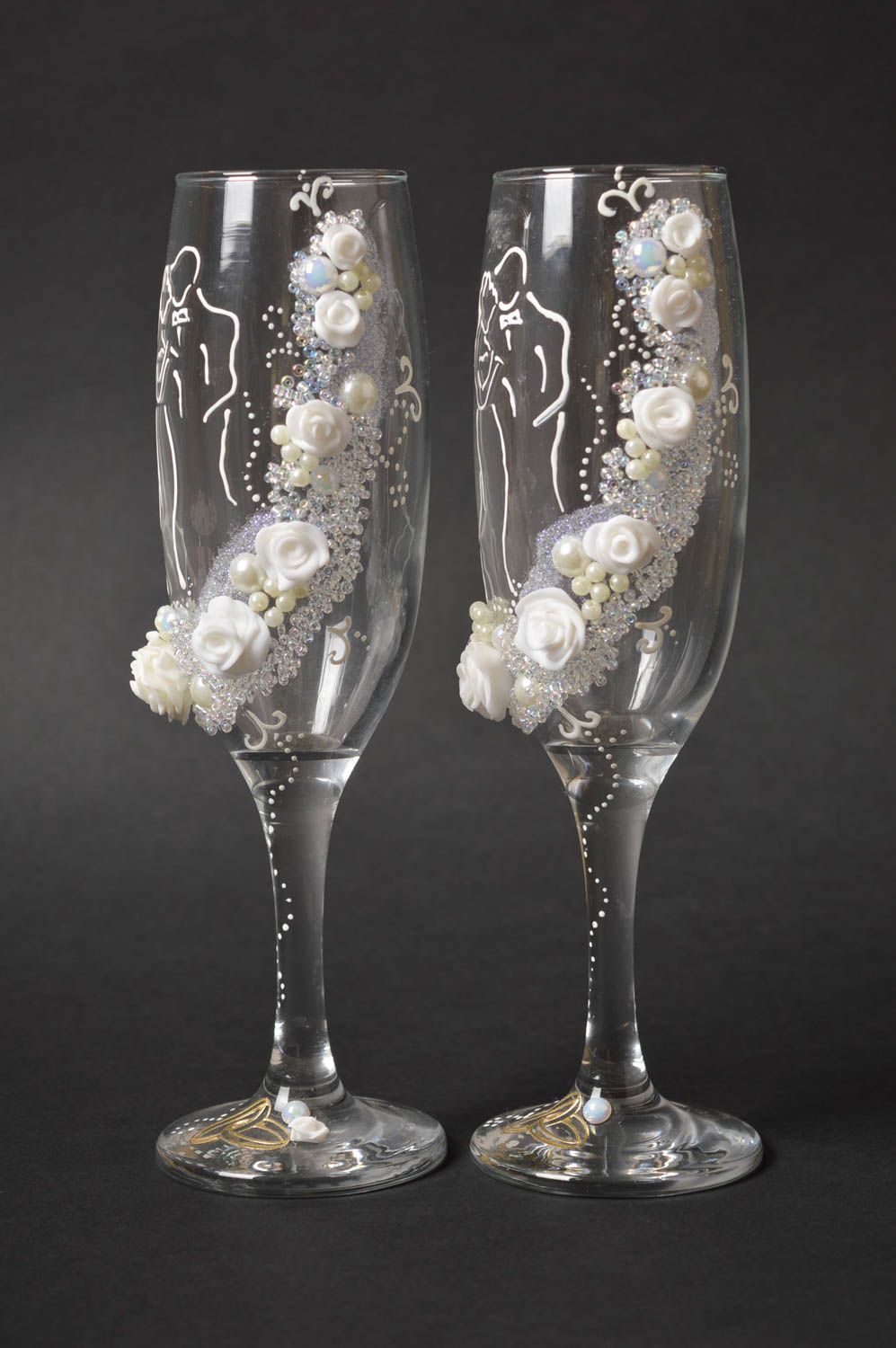 серебристые свадебные бокалы, украшенные рисунком в виде прекрасного белого лебедя №30236
