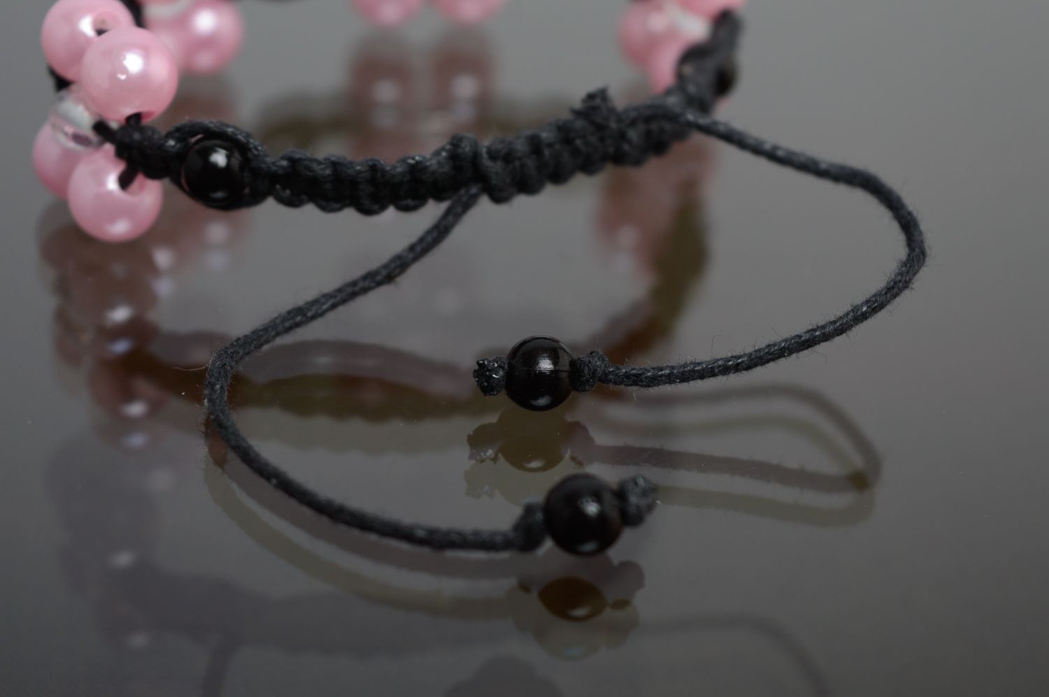 Bracelet en cordon tressé étroit avec perles en céramique noir et rose  photo 4