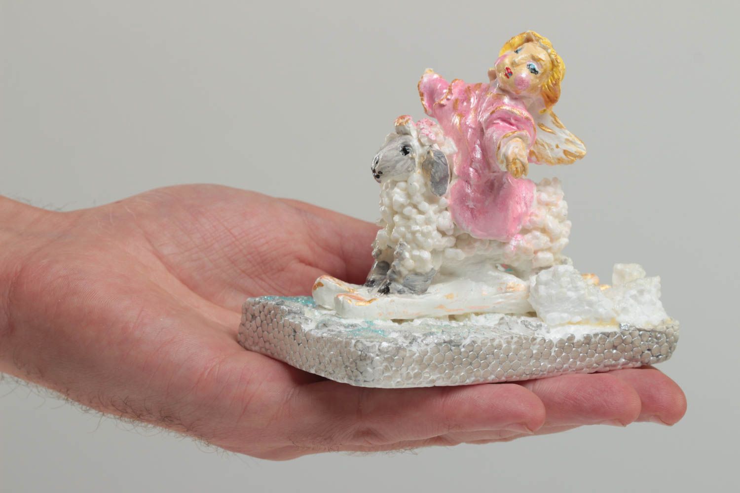 Маленькая статуэтка из полимерной глины в виде ангела на барашке ручная работа фото 5