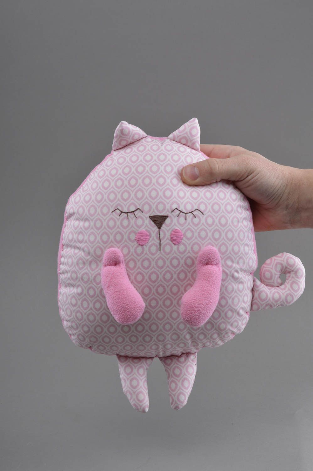 Мягкая игрушка подушка розово цвета в виде спящего кота небольшая ручной работы  фото 4
