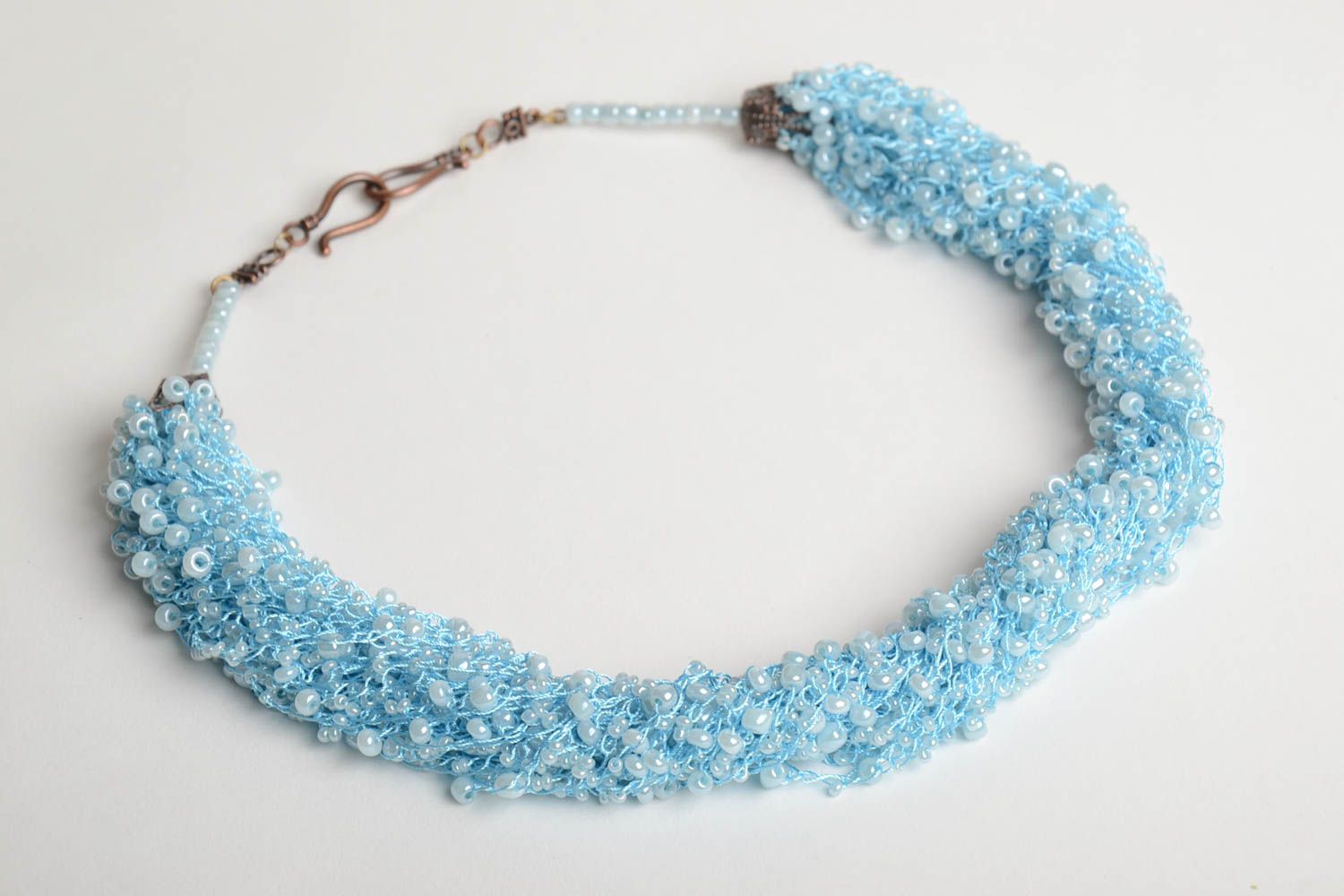 Collier en perles de rocaille aéré au crochet fait main de couleur bleu ciel photo 3